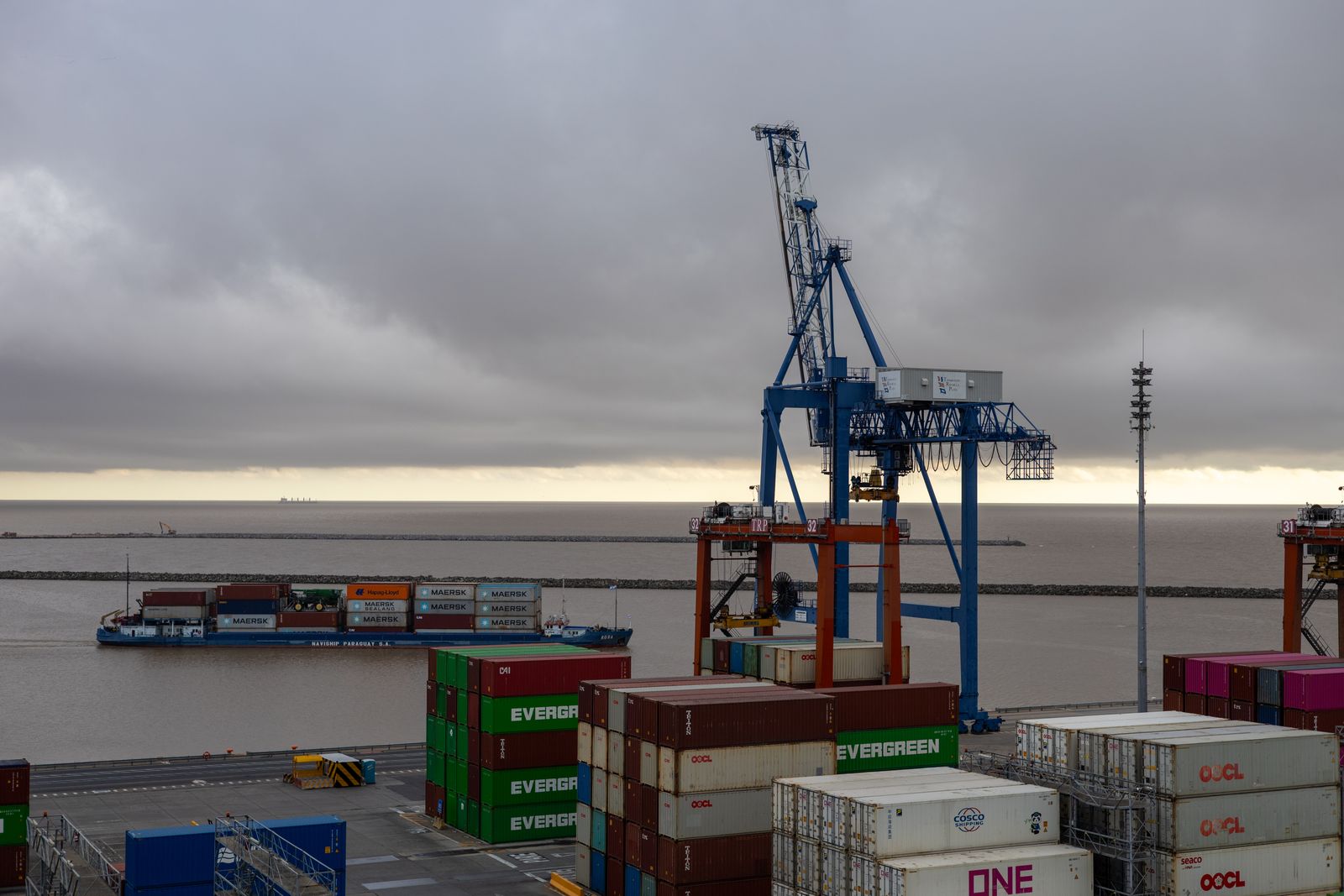 Port cranes and containers supporting supply-chain documentation